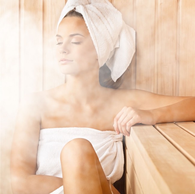 Frau in der Sauna 